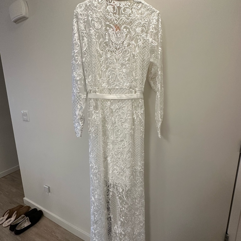 Elegant White Lace Robe